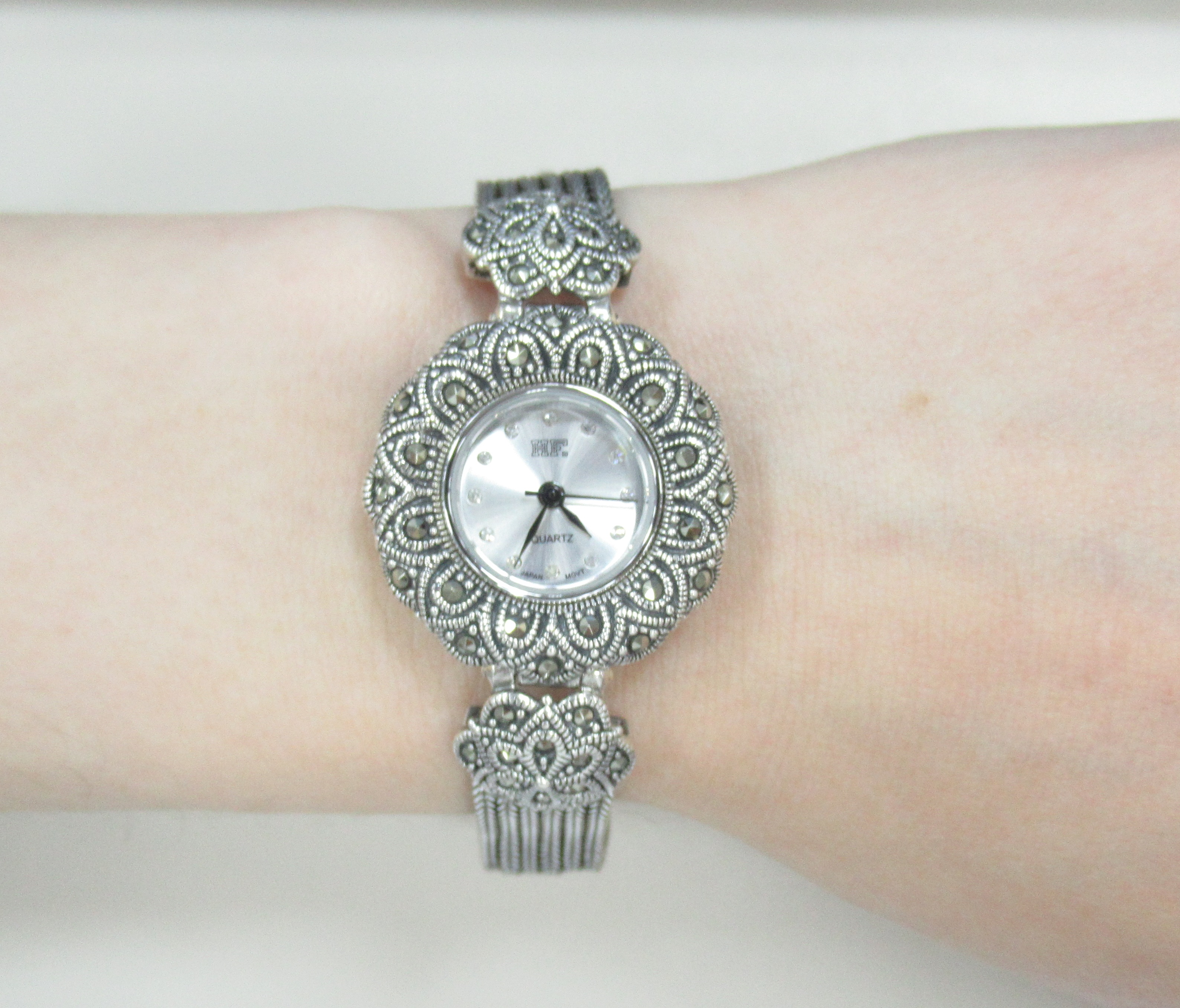 Серебряные часы с марказитами